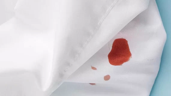 پاک کردن لکه خون از لباس؛ روش‌های علمی و کاربردی برای از بین بردن لکه‌های تازه و خشک شده